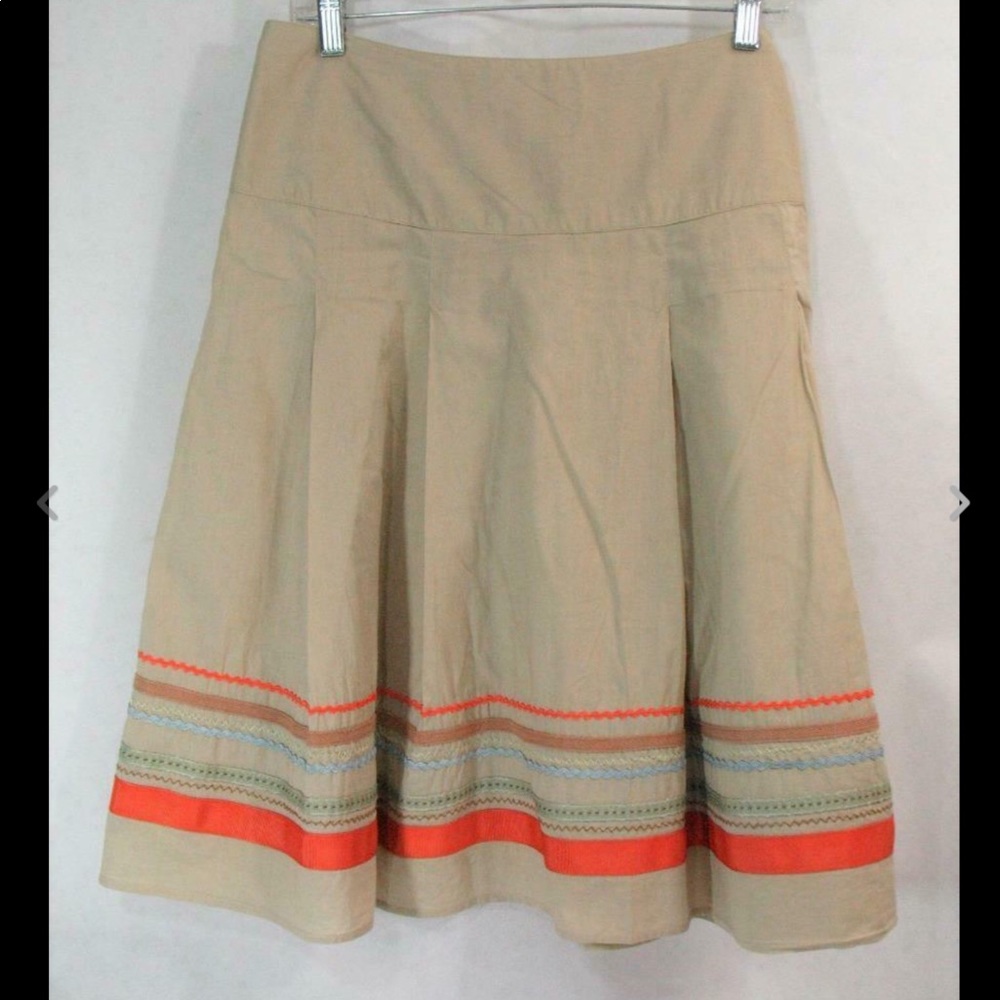 Ribbon trimmed skirt.